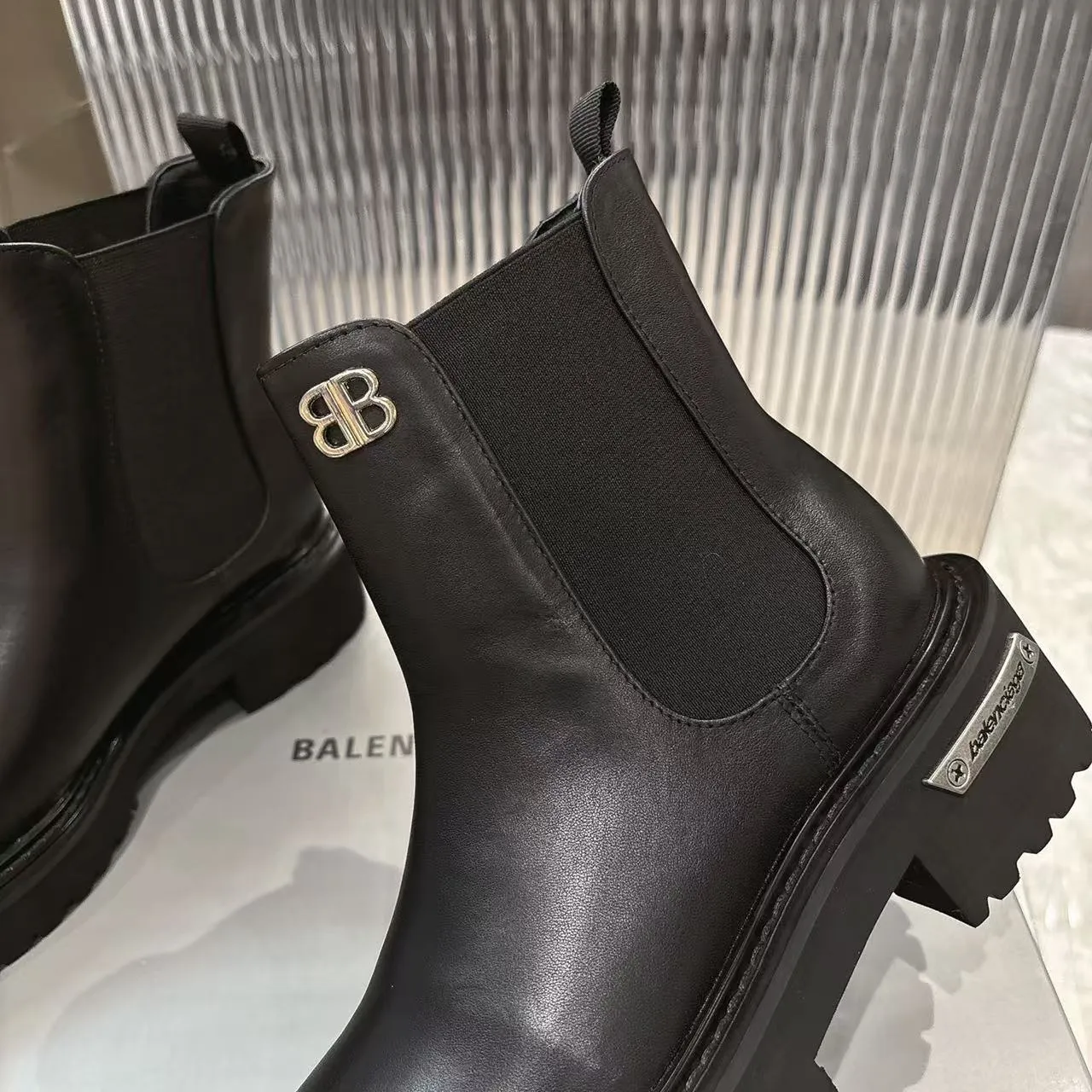 👟👟Ex-factory price 600👟👟 Balenciaga’s much-anticipated Venom Boots are now on sale. From Balenciaga 2025 FALL Series Venom Boots draws inspiration from motorcycle boots, with unique design as the core highlight. It not only enhances the stability of the boots, but also cleverly integrates the brand’s iconic hardware elements to highlight your personality. The design of the large tongue flap is even more unique, creating a casual and uninhibited style and breaking the stereotype of traditional shoes. This series of boots belongs to Balenciaga's 2025 fall non-catwalk products, showing the brand's creative extension beyond regular shows. Surface: Imported cowhide Lining: Sheepskin Size: 35-40 yards (custom-made sizes 41 are non-refundable)